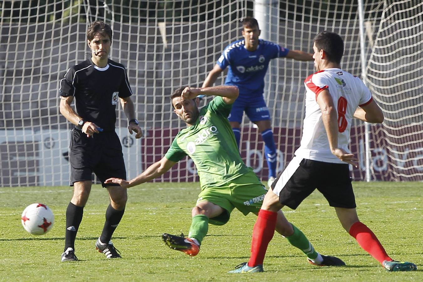 El Racing no puede pasar del empate a cero en Vitoria