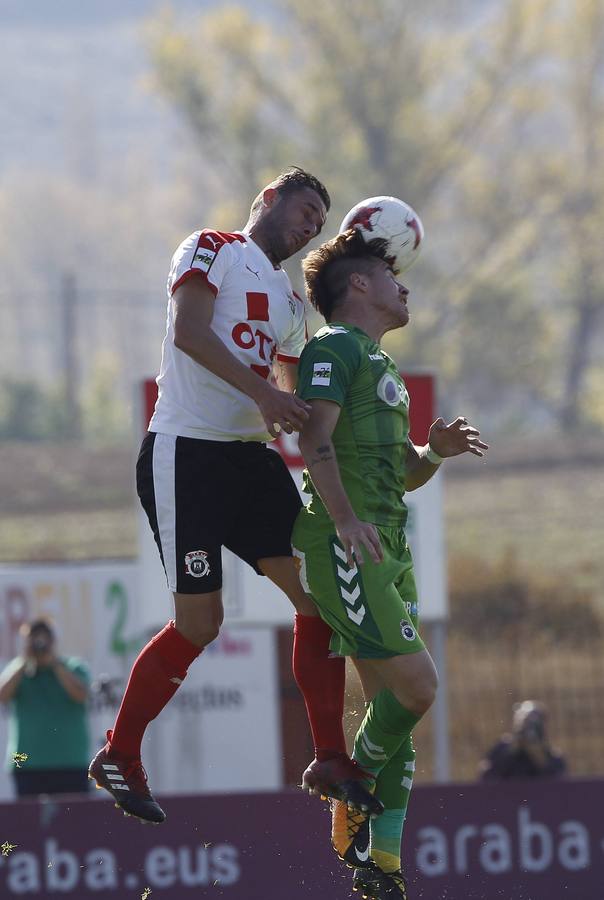 El Racing no puede pasar del empate a cero en Vitoria