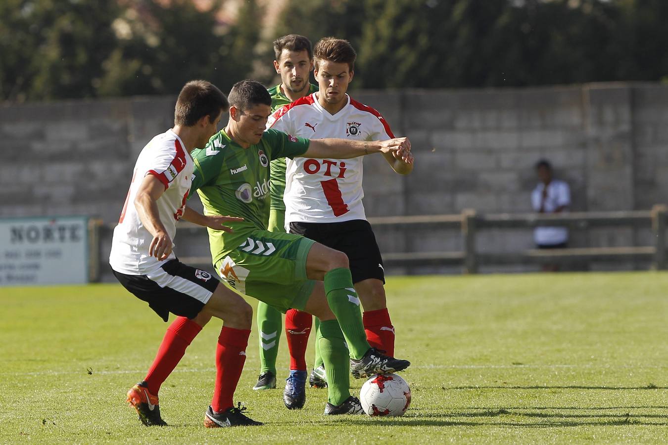 El Racing no puede pasar del empate a cero en Vitoria