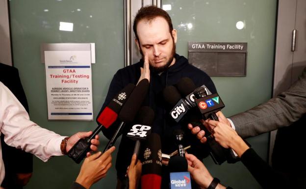 Joshua Boyle atiende a los medios tras su liberación.