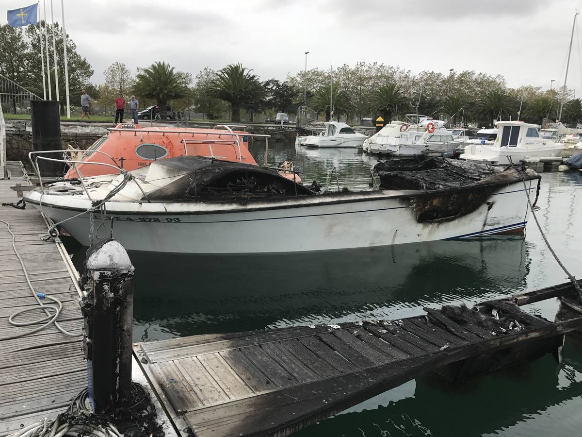 Barcos quemados en Marina del Cantábrico