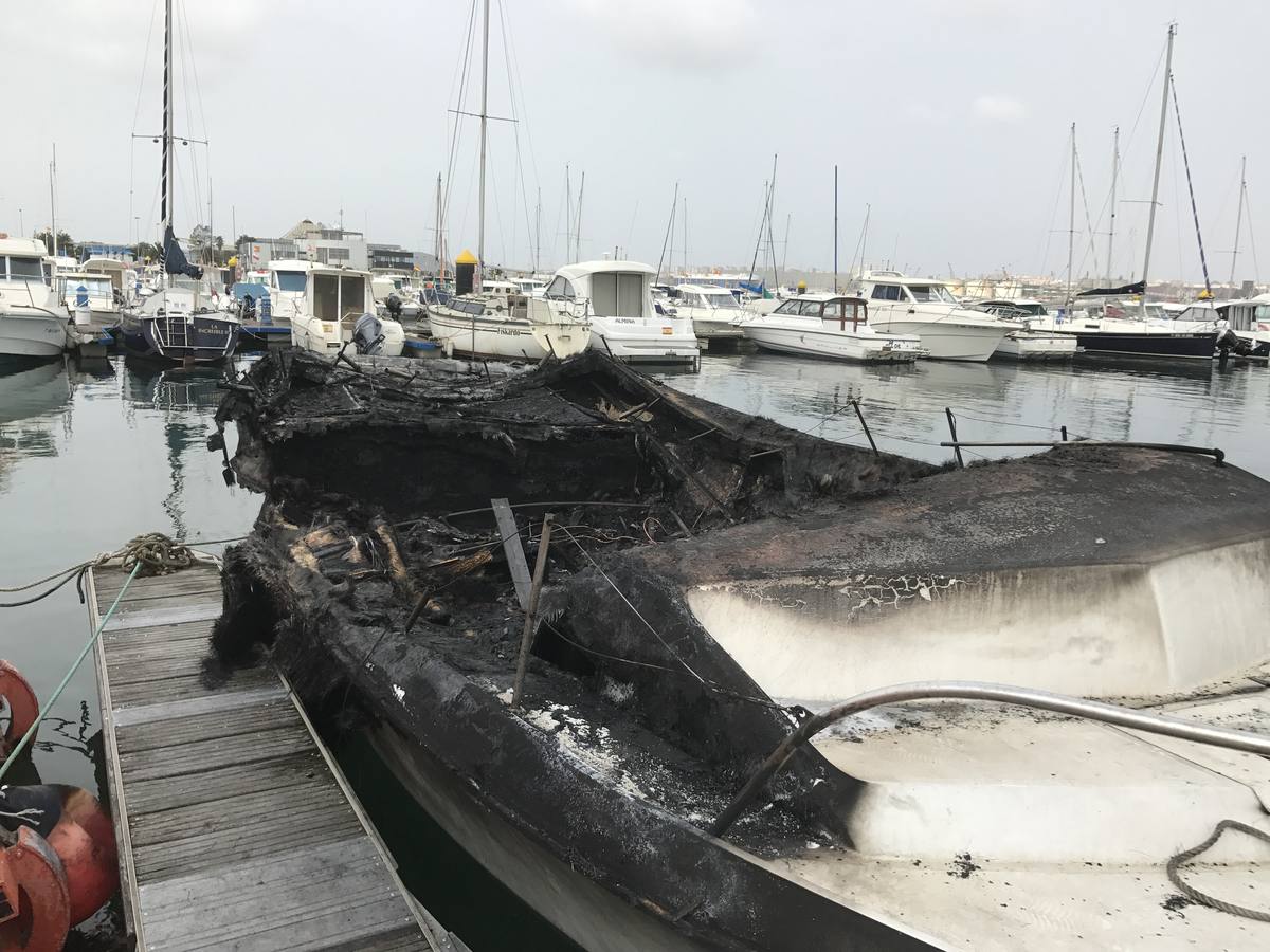 Barcos quemados en Marina del Cantábrico