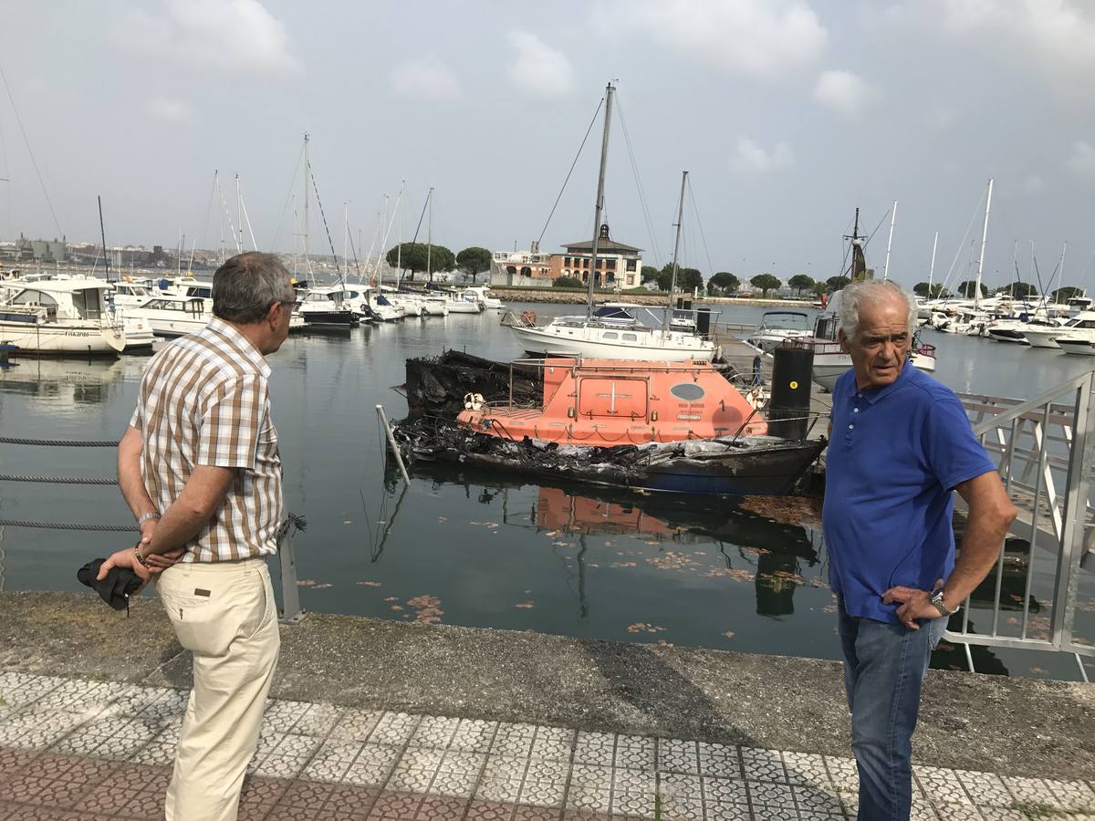 Barcos quemados en Marina del Cantábrico