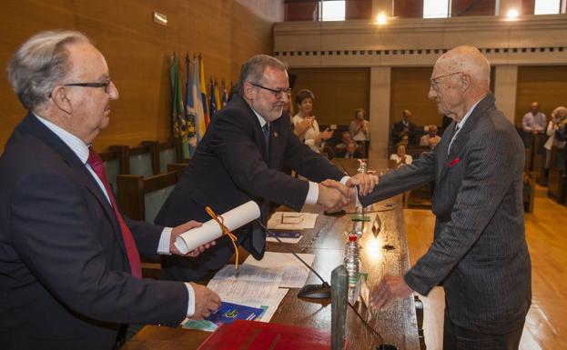 Ángel Pazos felicita al galaerdonado en presencia de Modesto Chato.