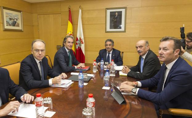 Tensa reunión entre Revilla y De la Serna, que cifra la inversión de Fomento en Cantabria en 500 millones