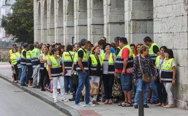 Profesionales deSUAP y 061, concentrados ayer a las puertas del Parlamento de Cantabria. 