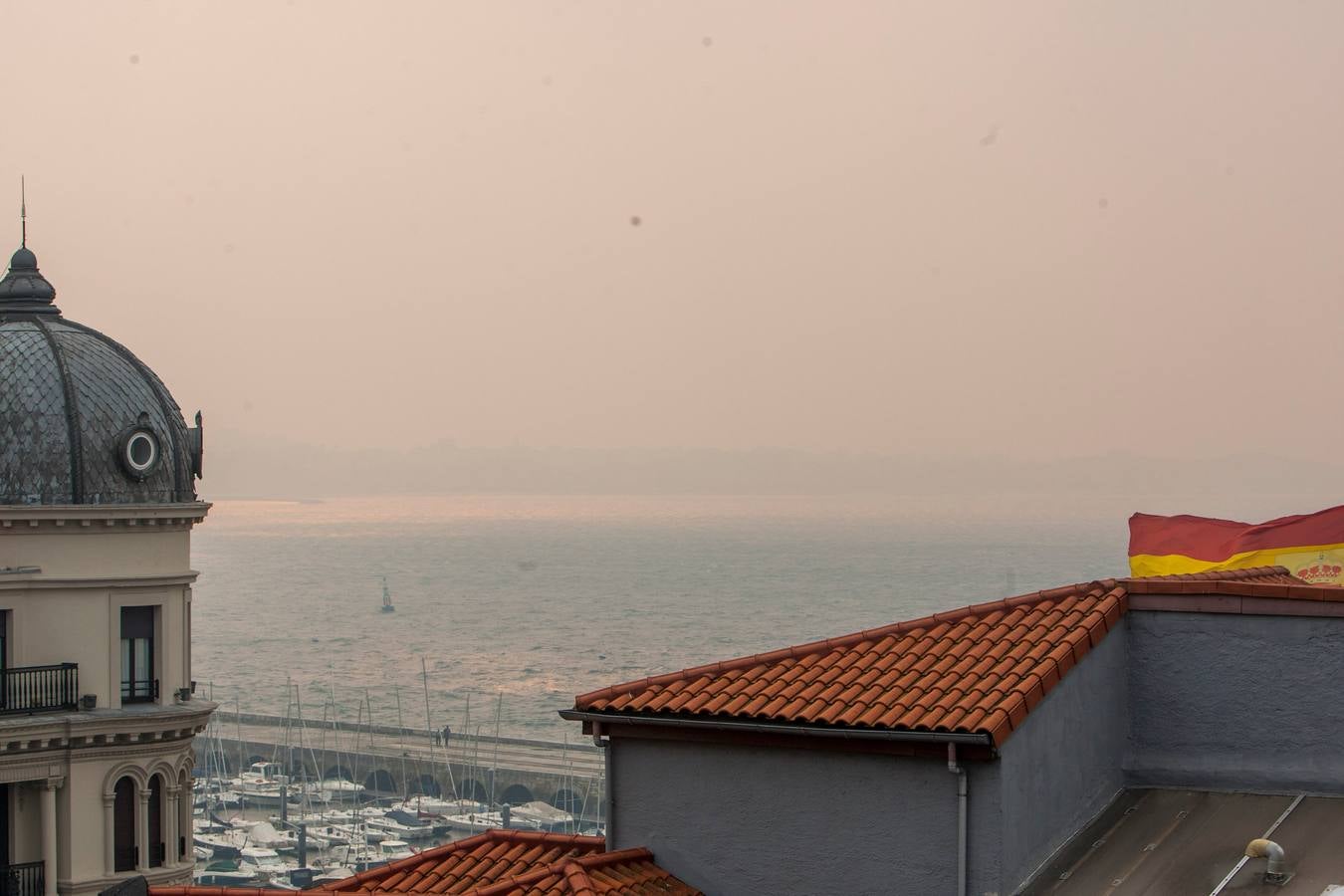 El viento ha llenado Cantabria de humo procedente de los incendios de Pesaguero, Asturias y Galicia