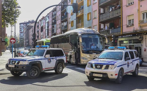 Los autobuses de los aficionados racinguistas, escoltados por la Ertzaintza.