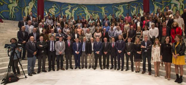 Foto de familia de autoridades, miembros del Cise, directores, profesores de centros educativos, mentores, alumnos 'e2', premiados en anteriores ediciones y representantes de El Diario.