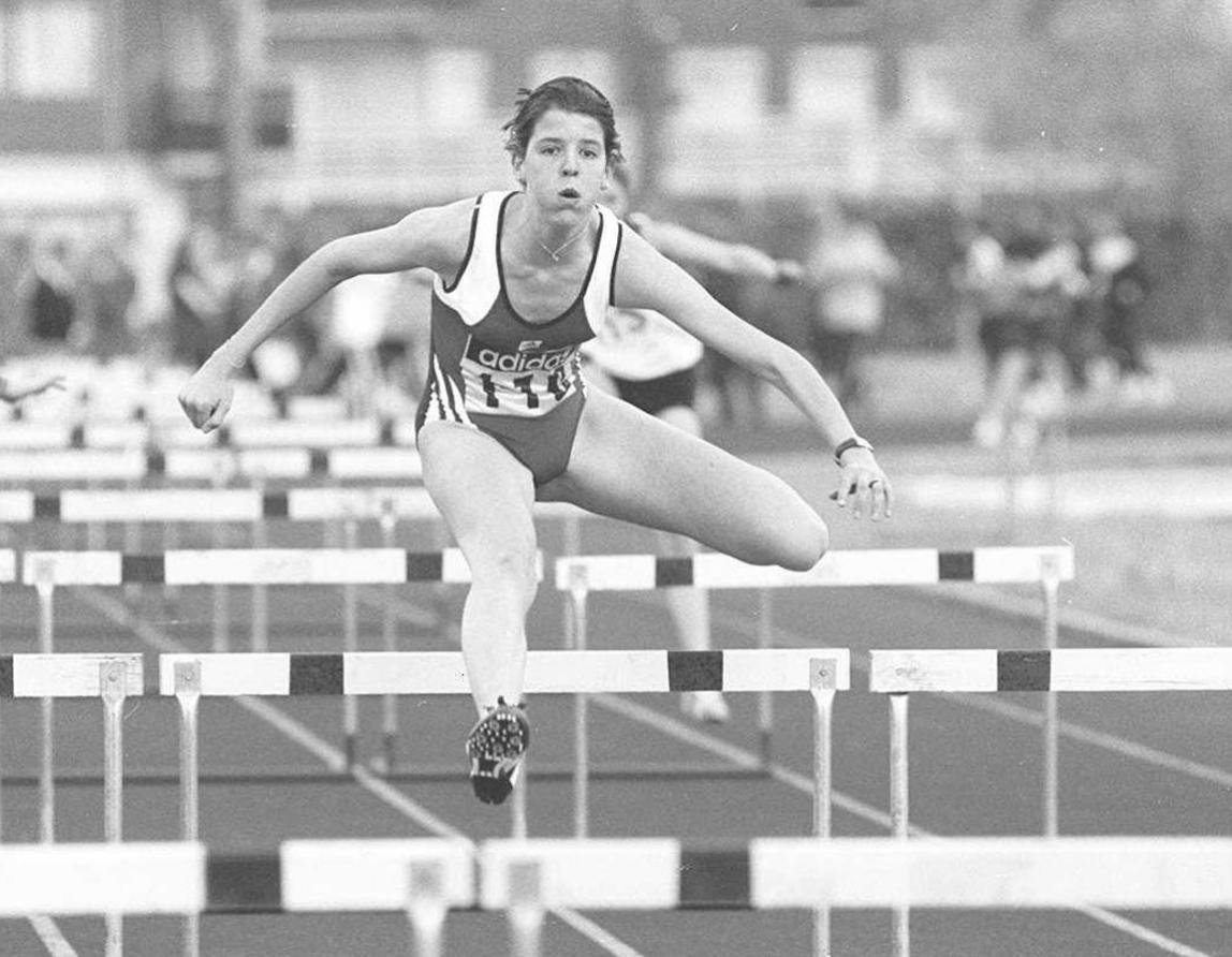 Ruth Beitia, durante una carrera de 100 metros vallas (1998).