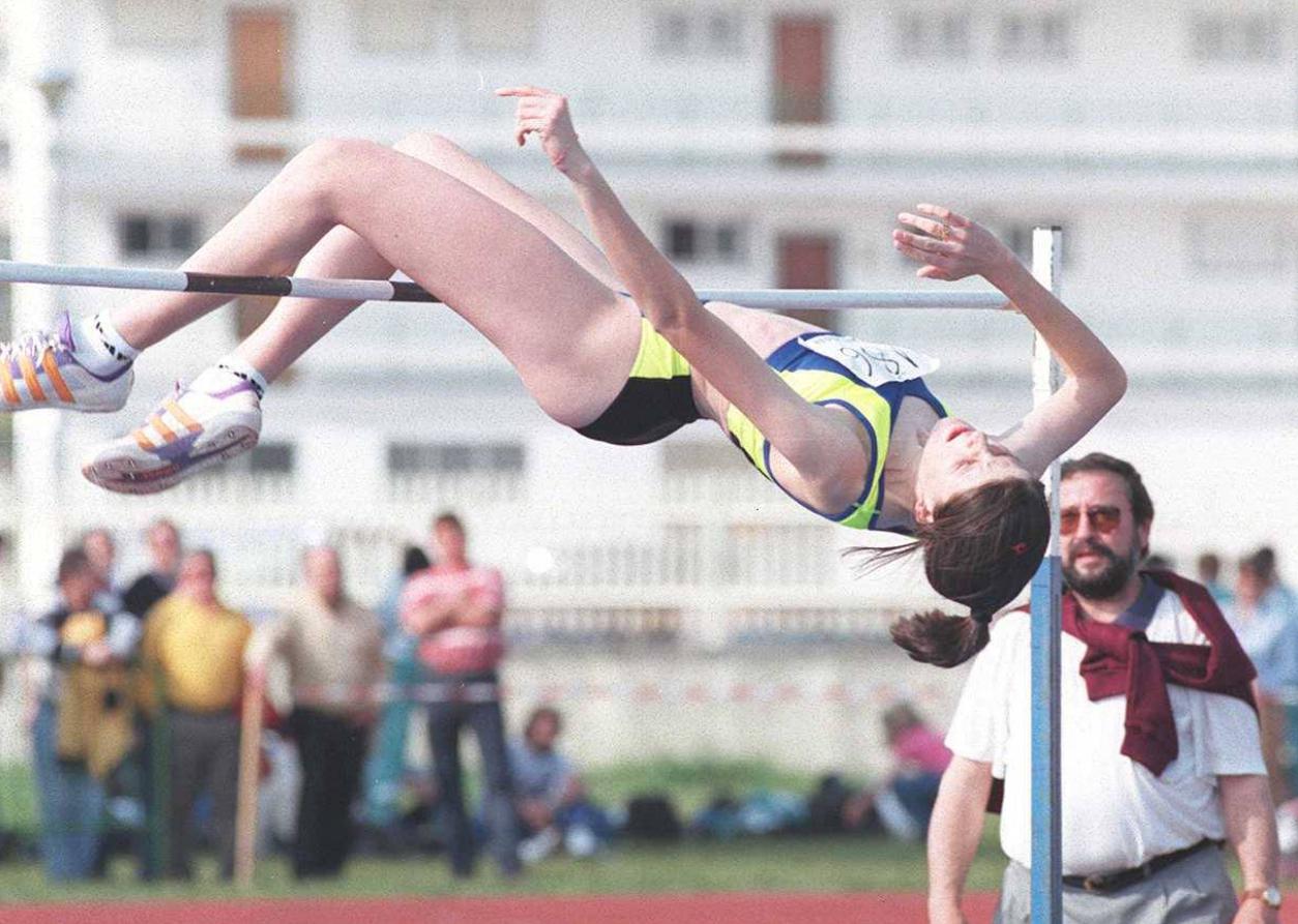 Ruth Beitia, en el momento de batir el récord nacional junior de salto, en el Campeonato Regional Absoluto de Atletismo (1998).