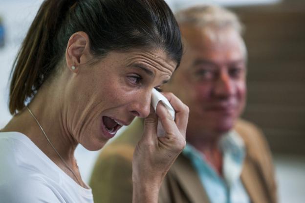 Ruth Beitia anuncia emocionada su abandono del atletismo en activo en presencia de su entrenador, Ramón Torralbo, que tampoco pudo reprimir las lágrimas. 