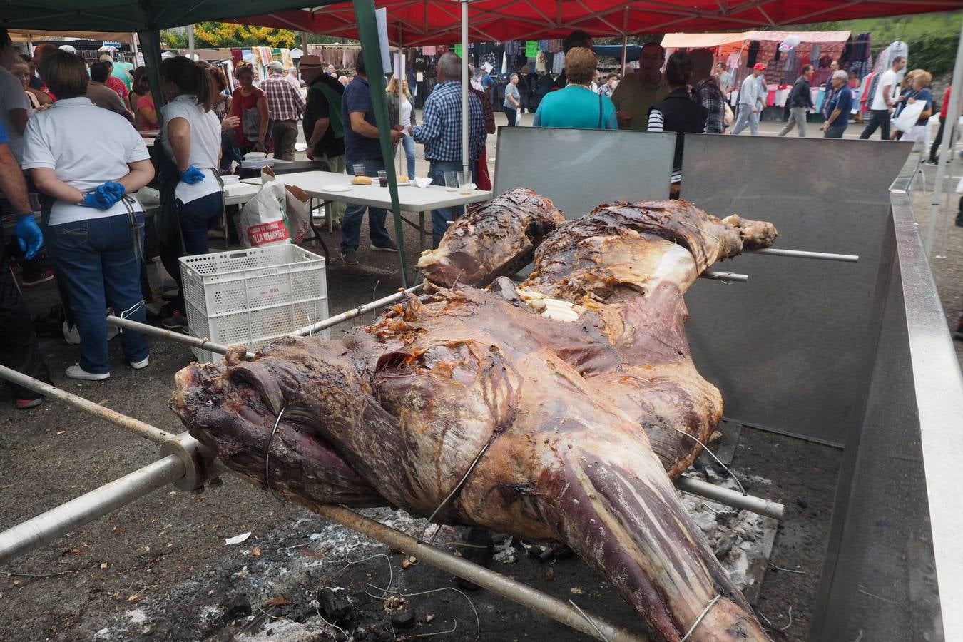 Más de 1.000 personas acuden a la tradicional cita ganadera y comercial que se celebra en Hoznayo