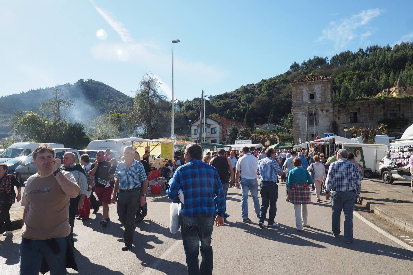 Más de 1.000 personas acuden a la tradicional cita ganadera y comercial que se celebra en Hoznayo