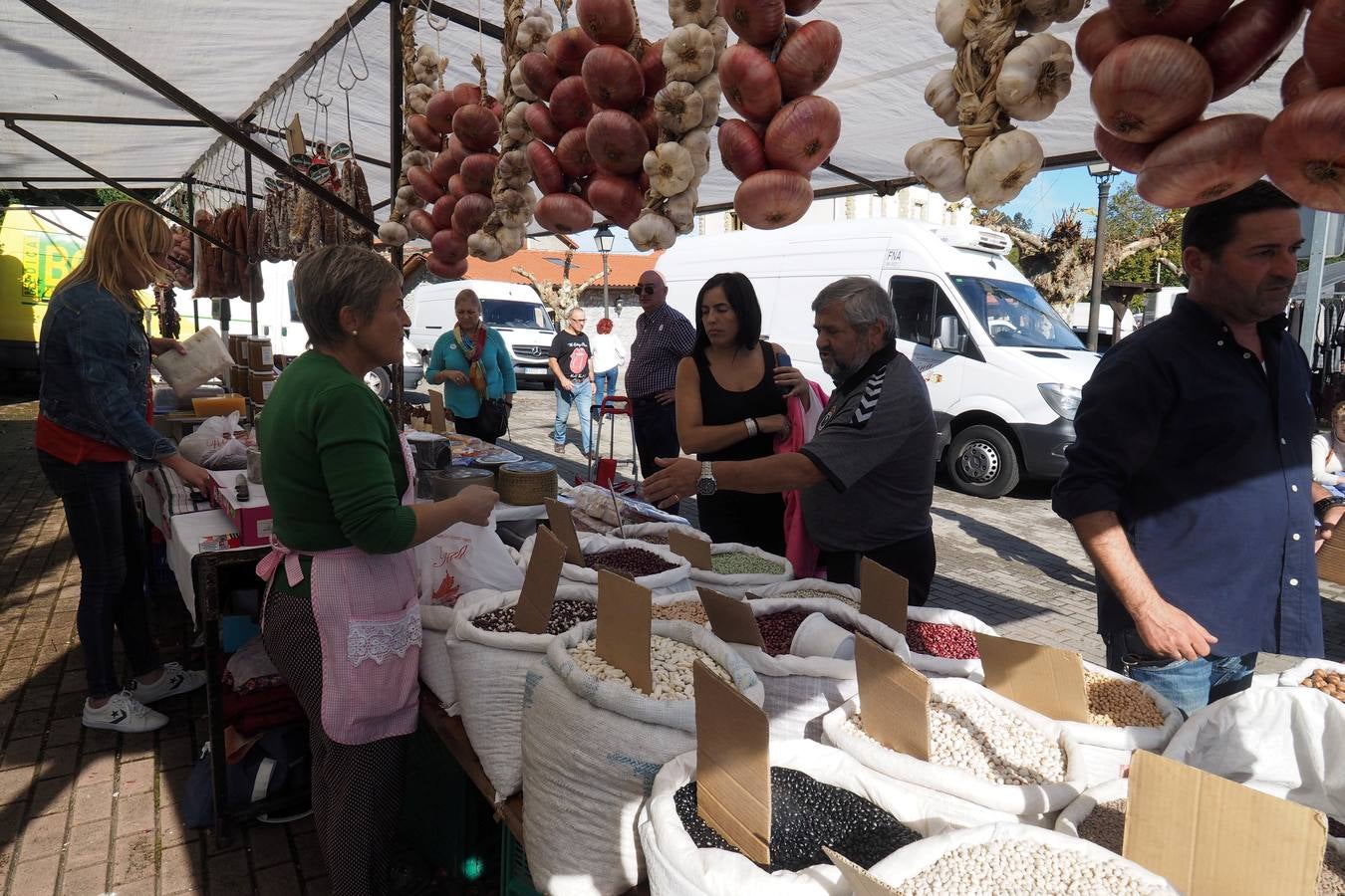 Más de 1.000 personas acuden a la tradicional cita ganadera y comercial que se celebra en Hoznayo