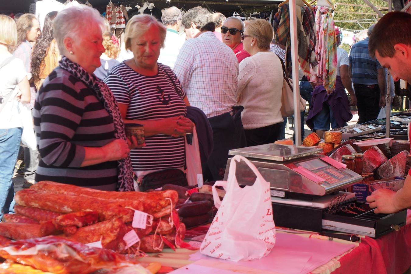 Más de 1.000 personas acuden a la tradicional cita ganadera y comercial que se celebra en Hoznayo