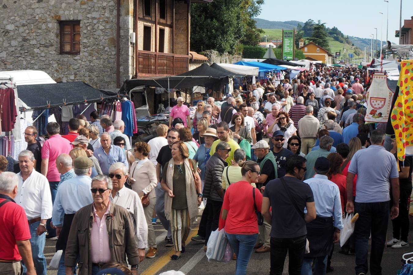 Más de 1.000 personas acuden a la tradicional cita ganadera y comercial que se celebra en Hoznayo