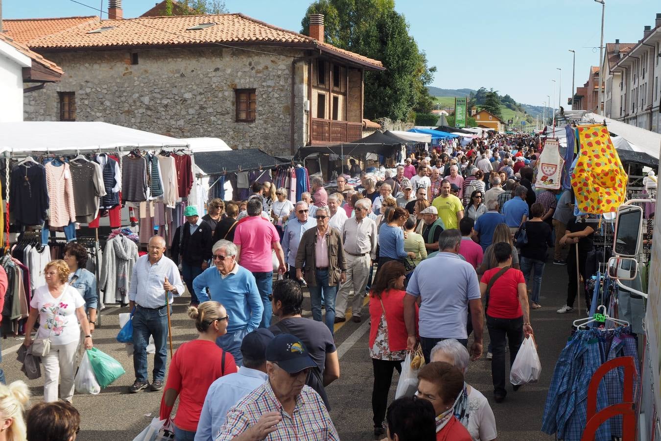 Más de 1.000 personas acuden a la tradicional cita ganadera y comercial que se celebra en Hoznayo