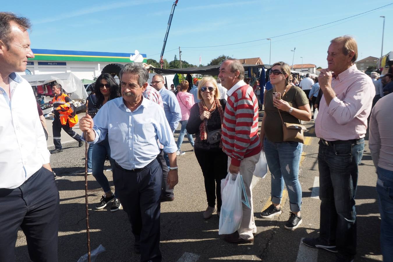 Más de 1.000 personas acuden a la tradicional cita ganadera y comercial que se celebra en Hoznayo