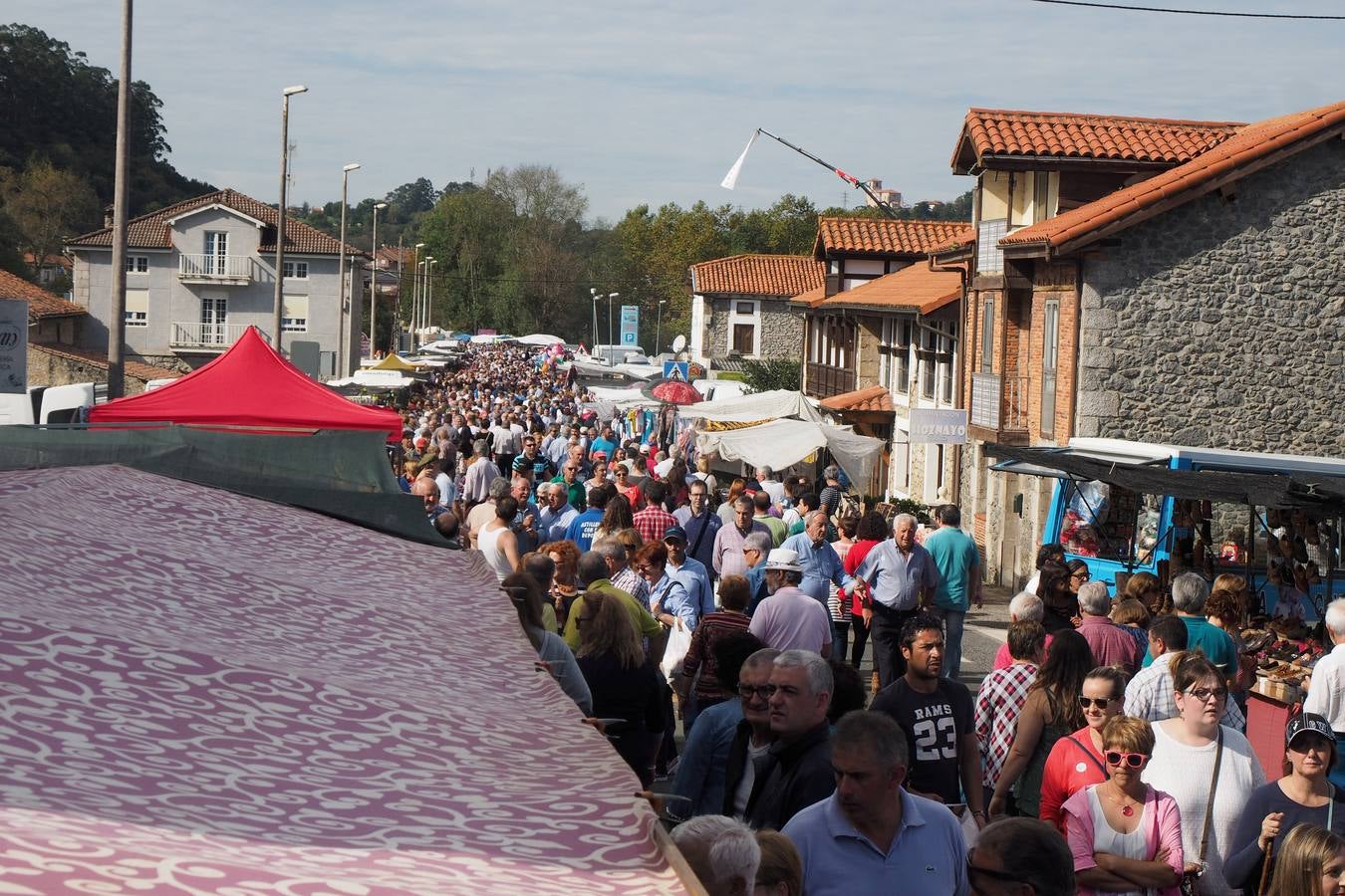 Más de 1.000 personas acuden a la tradicional cita ganadera y comercial que se celebra en Hoznayo