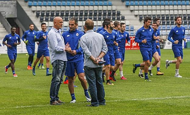 Pablo Lago, entrenador de la Gimnástica, junto a Carlos Bolado 'Chalana' y Tomás Bustamante junto a la plantilla. 