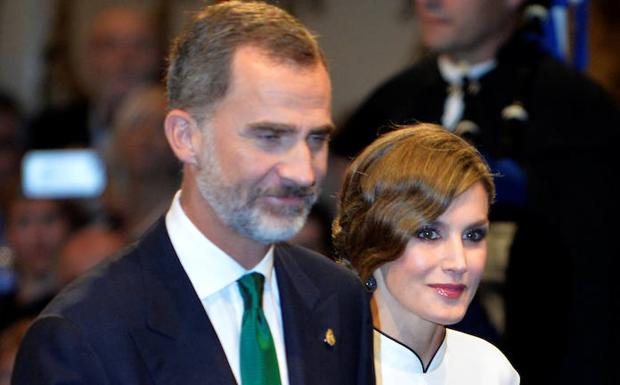 Felipe VI (i) Letizia llegan a la ceremonia. 