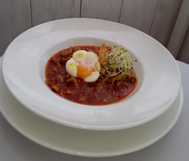 Callos con crujiente de tocino y huevo escalfado. :: dm