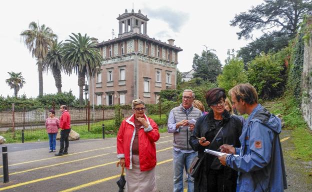 El guía Pablo Arroyuelos pasa lista con el Palacete de Ocharan al fondo de la imagen. 