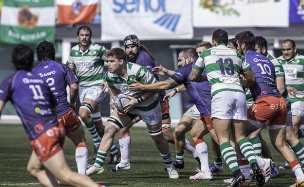 Agustín Schab lleva el oval en el encuentro ante el Ordizia en San Román. 