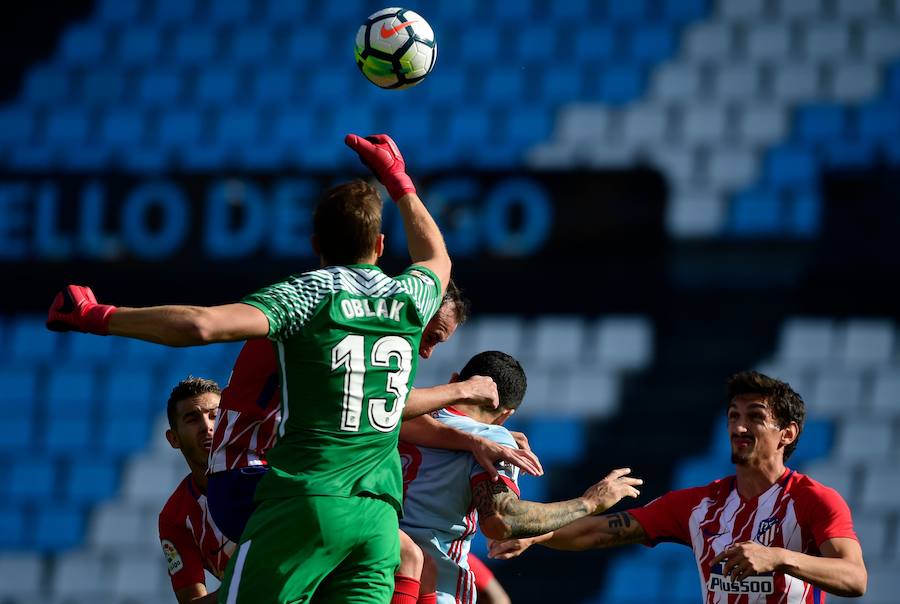 El Atlético de Madrid vence por 0-1 en Balaídos ante un Celta que no pierde cara al encuentro, con un juego muy intenso. La imagen del choque es la grada cerrada a cerca de 8.000 aficionados al club vigués.