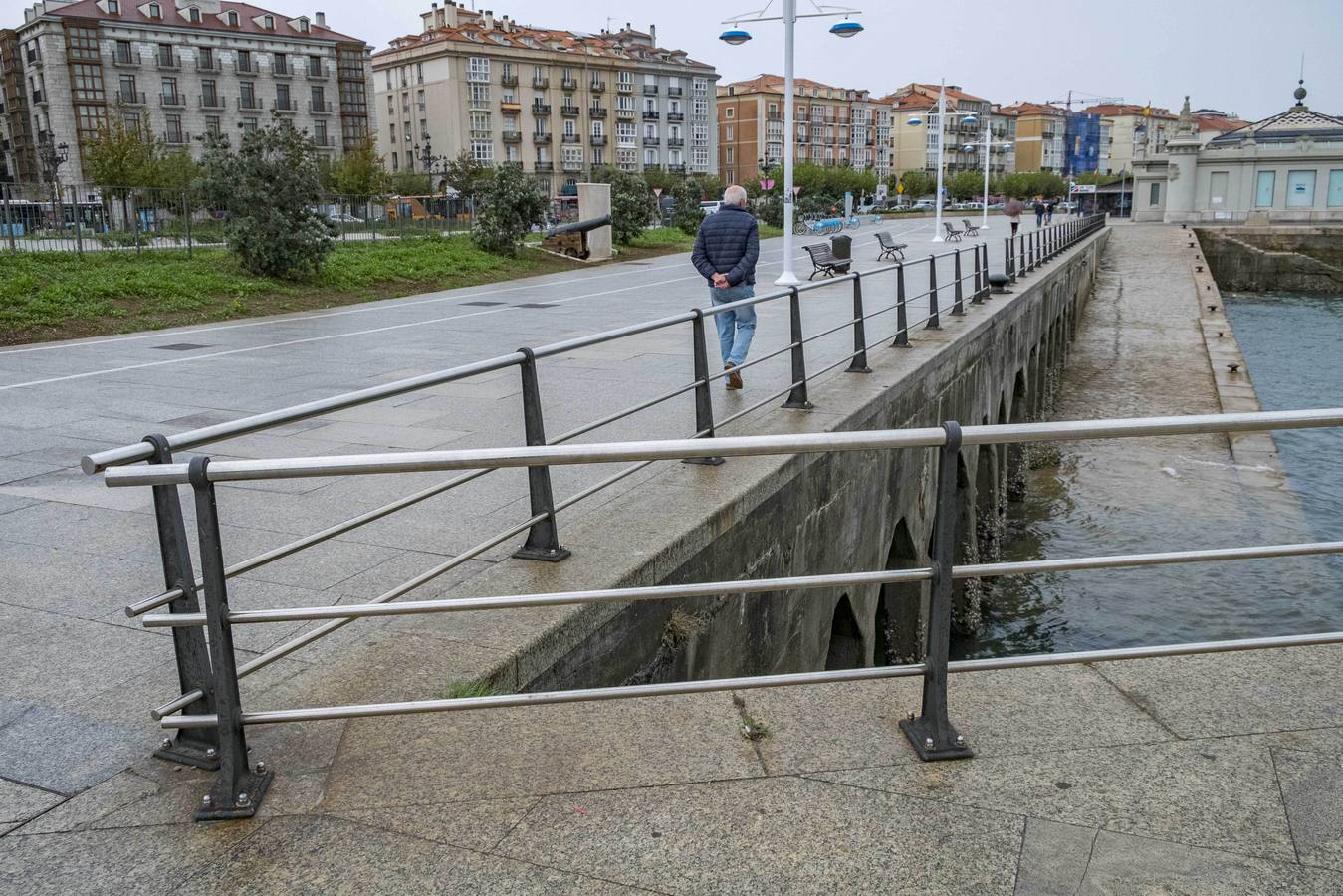 Entre la Grúa de Piedra y el Palacete.De acero galvanizado y acero inoxidable.