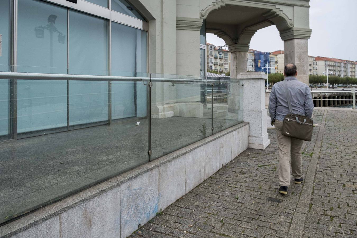 Palacete del Embarcadero. Piedra, acero y cristal.