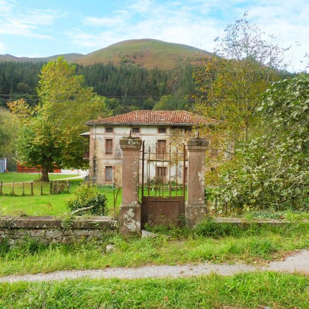 El antiguo balneario de La Brezosa se encuentra en la actualidad en estado de ruina. 