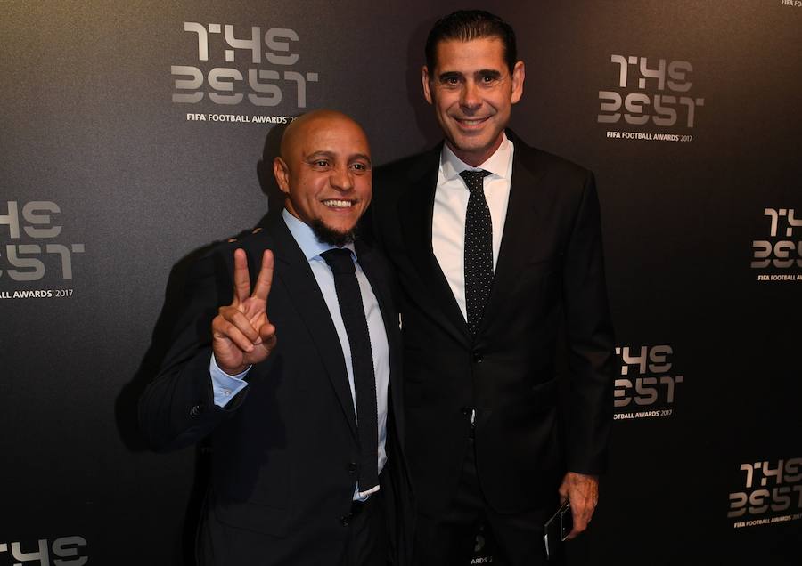 Los exmadridistas Roberto Carlos y Fernando Hierro..