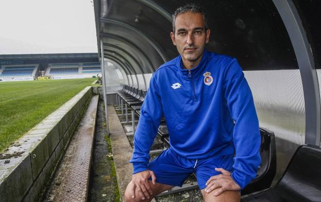 El técnico blanquiazul, Pablo Lago, posa en el banquillo de El Malecón. :: l