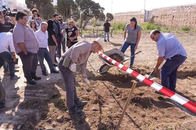 Miembros del equipo de expertos comienzan la tarea de exhumación de los féretros de recién nacidos en Cádiz. 