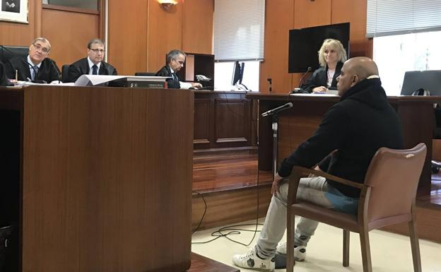 El acusado, esta mañana en el juicio celebrado en la Audiencia de Cantabria.