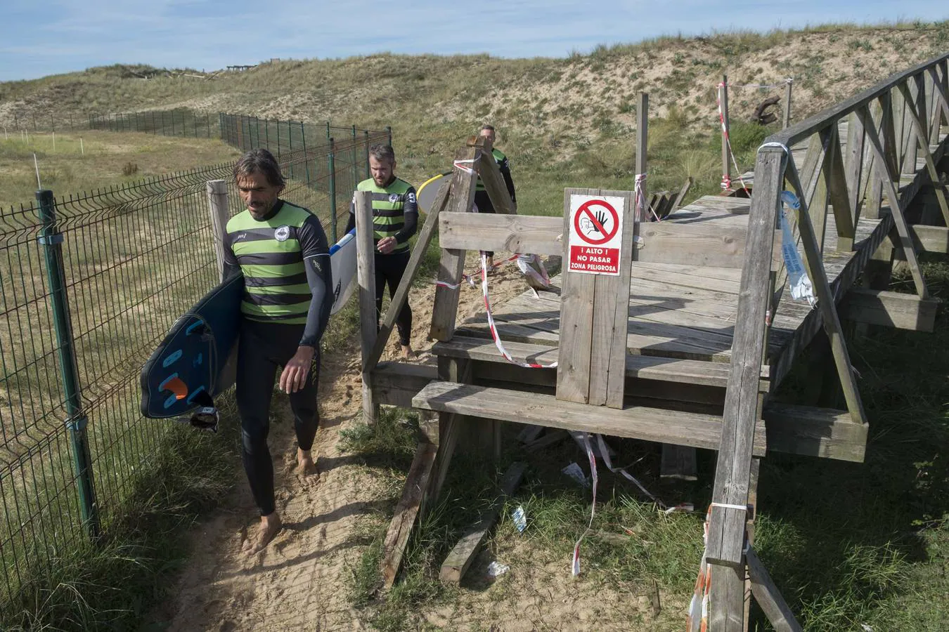 El último temporal de mar que asoló la costa cántabra el pasado fin de semana ha causado varios daños materiales en la senda de madera de Loredo. 