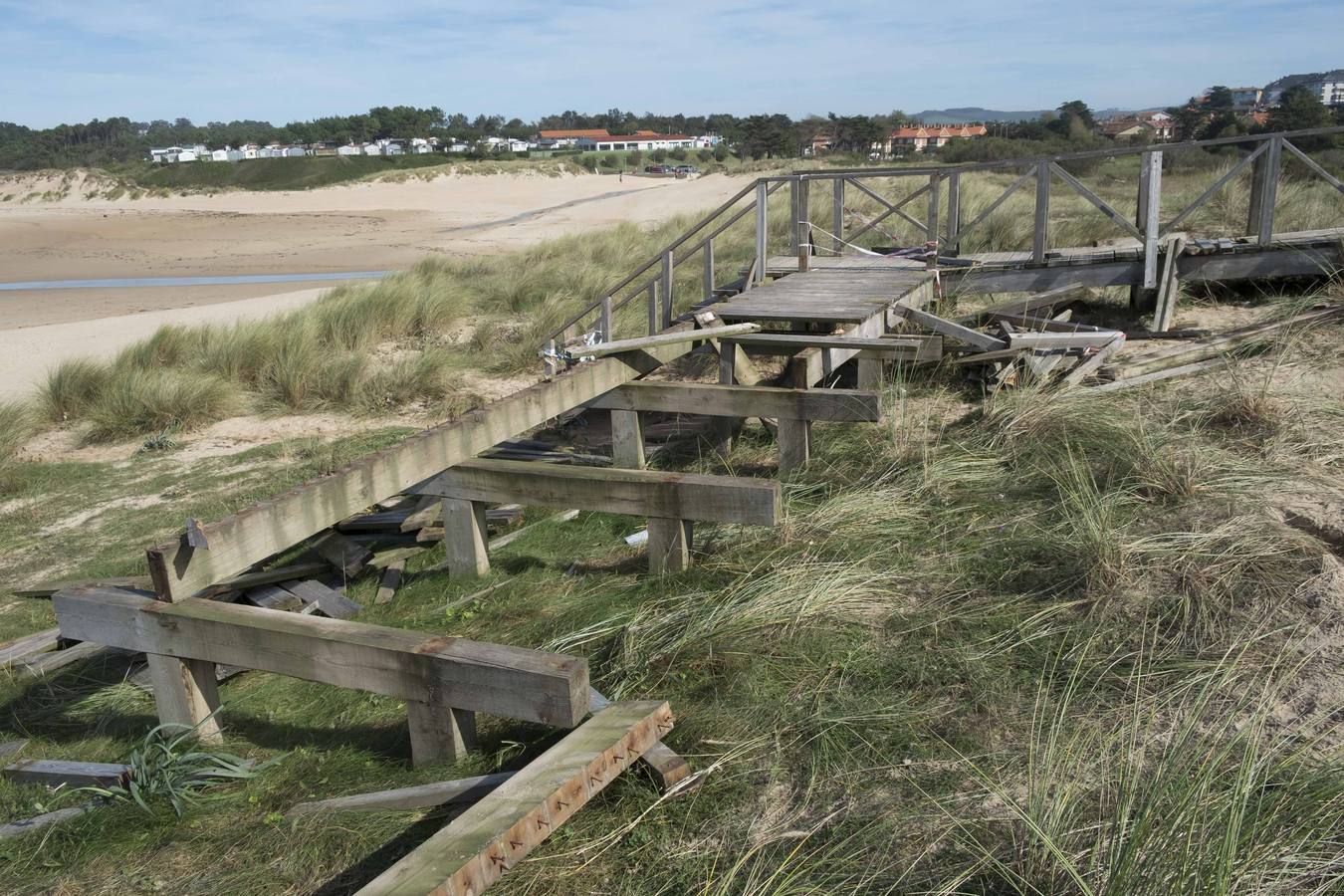 El último temporal de mar que asoló la costa cántabra el pasado fin de semana ha causado varios daños materiales en la senda de madera de Loredo. 