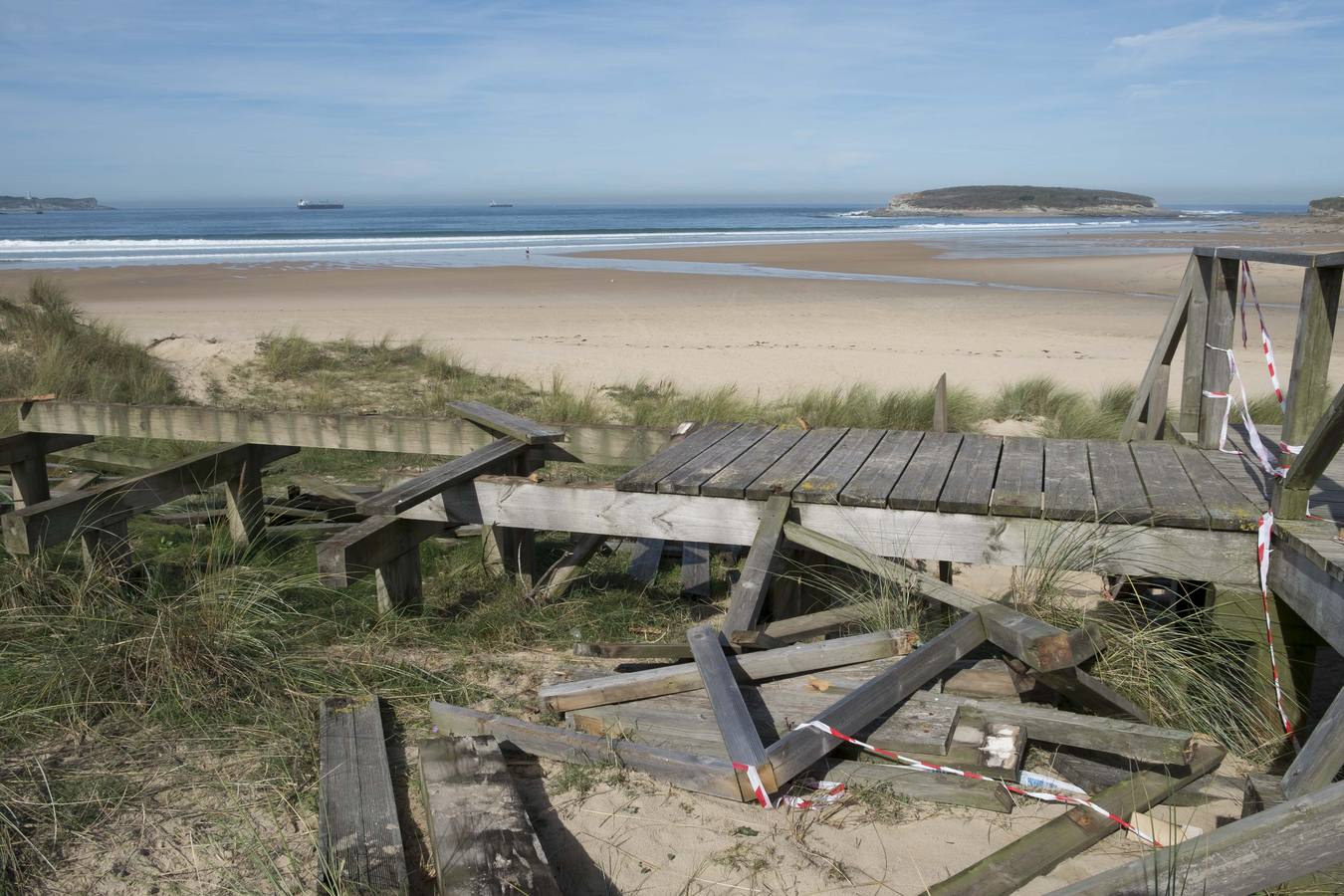 El último temporal de mar que asoló la costa cántabra el pasado fin de semana ha causado varios daños materiales en la senda de madera de Loredo. 