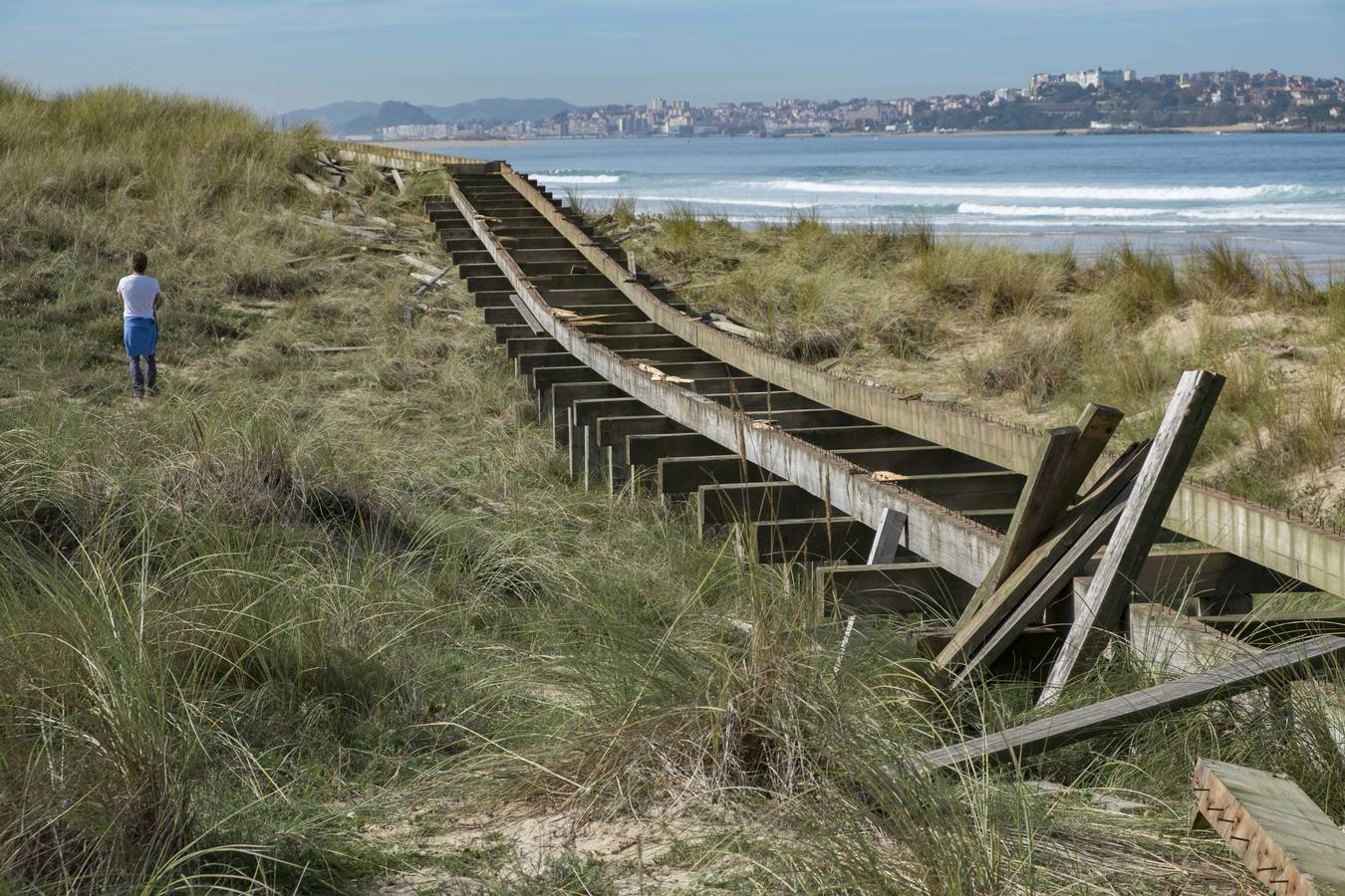 El último temporal de mar que asoló la costa cántabra el pasado fin de semana ha causado varios daños materiales en la senda de madera de Loredo. 