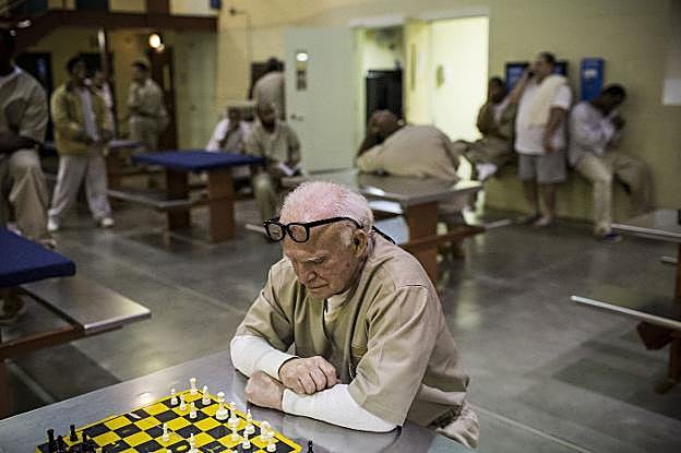 Insalvables barreras arquitectónicas, ausencia de programas dirigidos a los mayores y falta de una atención sanitaria específica son los principales obstáculos a los que se enfrentan los reclusos que ya han cumplido muchos años.