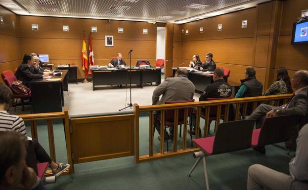 Juicio en la Audiencia Provincial de Álava a cuatro personas que dejaron de alimentar a más de medio centenar de animales. 