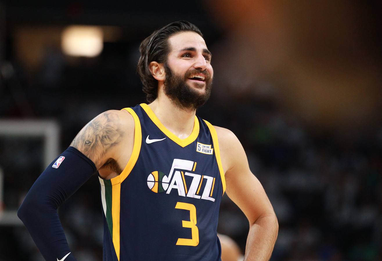 Ricky Rubio mira a canasta. 