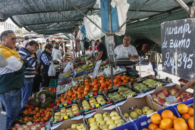 Miles de personas acuden cada jueves al aparcamiento del Mercado Nacional de Ganados en busca de productos frescos y de gangas.