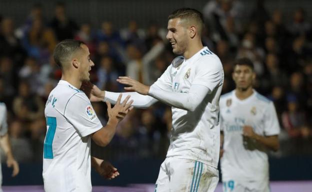 Theo felicita a Lucas Vázquez tras el tanto del gallego. 