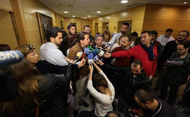 Imagen. Las fotos de Pablo Iglesias con Miguel Ángel Revilla tras su reunión en Peña Herbosa.