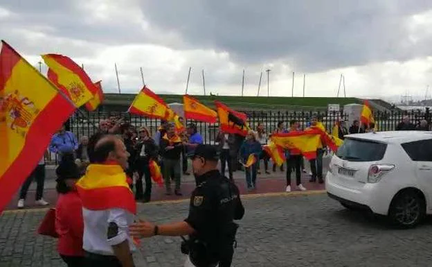 Banderas de España y cánticos contra la independencia de Cataluña reciben a Pablo Iglesias en el Palacio de Festivales