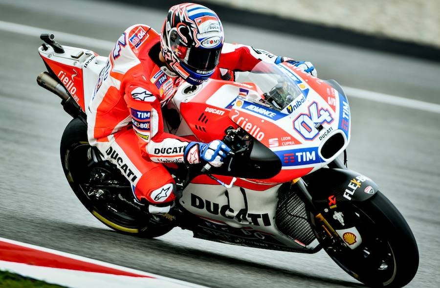 El italiano Andrea Dovizioso (Ducati), el único piloto que puede privar a Marc Márquez (Honda) de su cuarto título mundial de MotoGP, fue el más rápido en las dos primeras sesiones libres del GP de Malasia, mientras que el español fue quinto. 