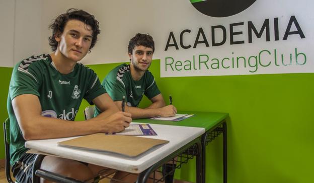 Los canteranos Juan Gutiérrez (izquierda) y Miguel Goñi sentados en los pupitres de la Academia del Racing se doctoran hoy en Amorebieta. 